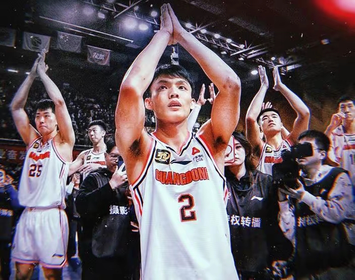 潮汕男篮在比赛中冒雨拼搏，取得胜利的简单介绍