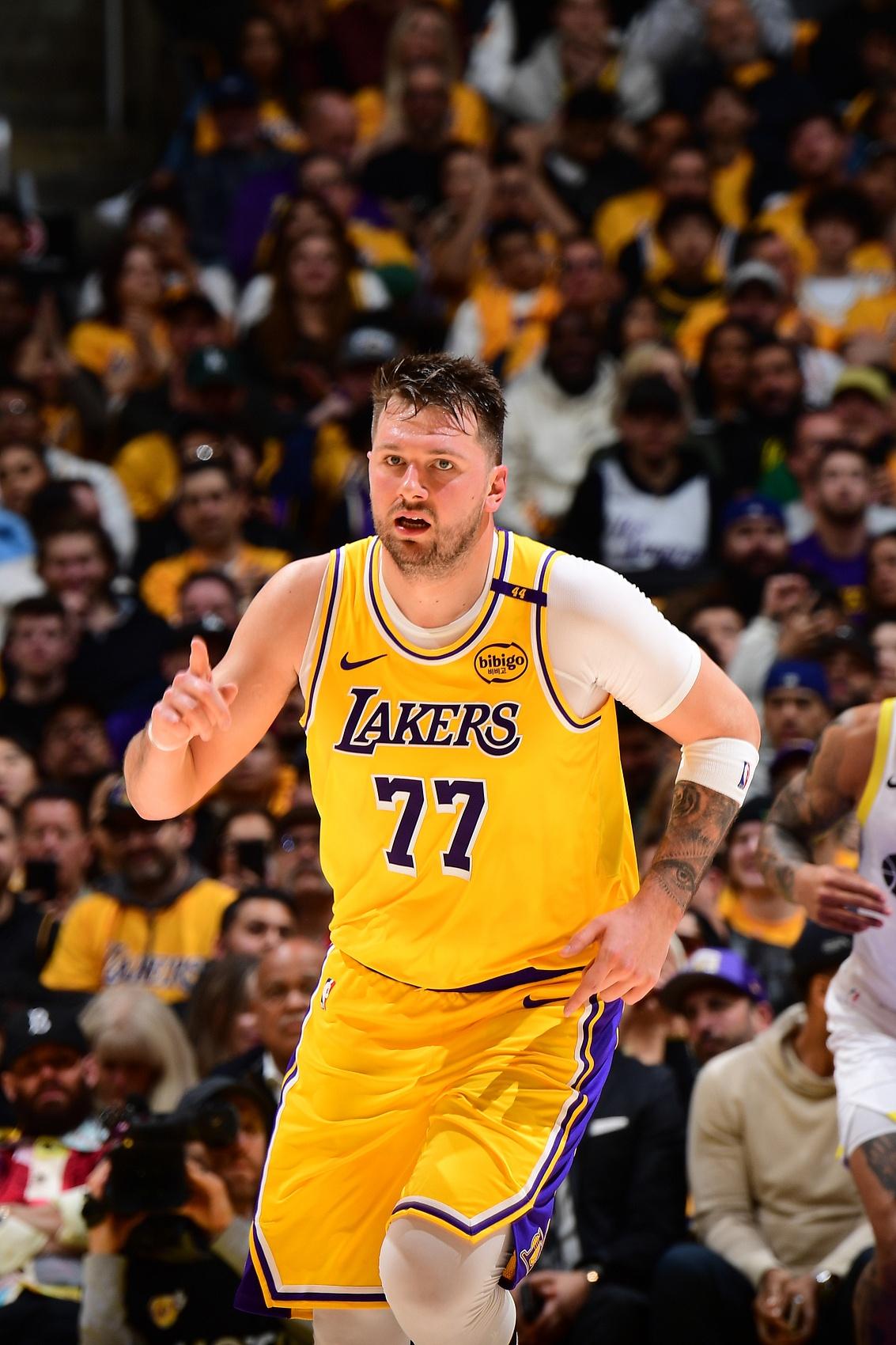 包含雄鹿主力前锋受伤，球队缺少得分火力的词条