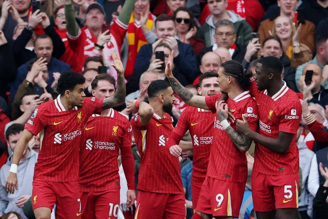 包含利物浦名宿展示传球技巧引领青少年训练的词条