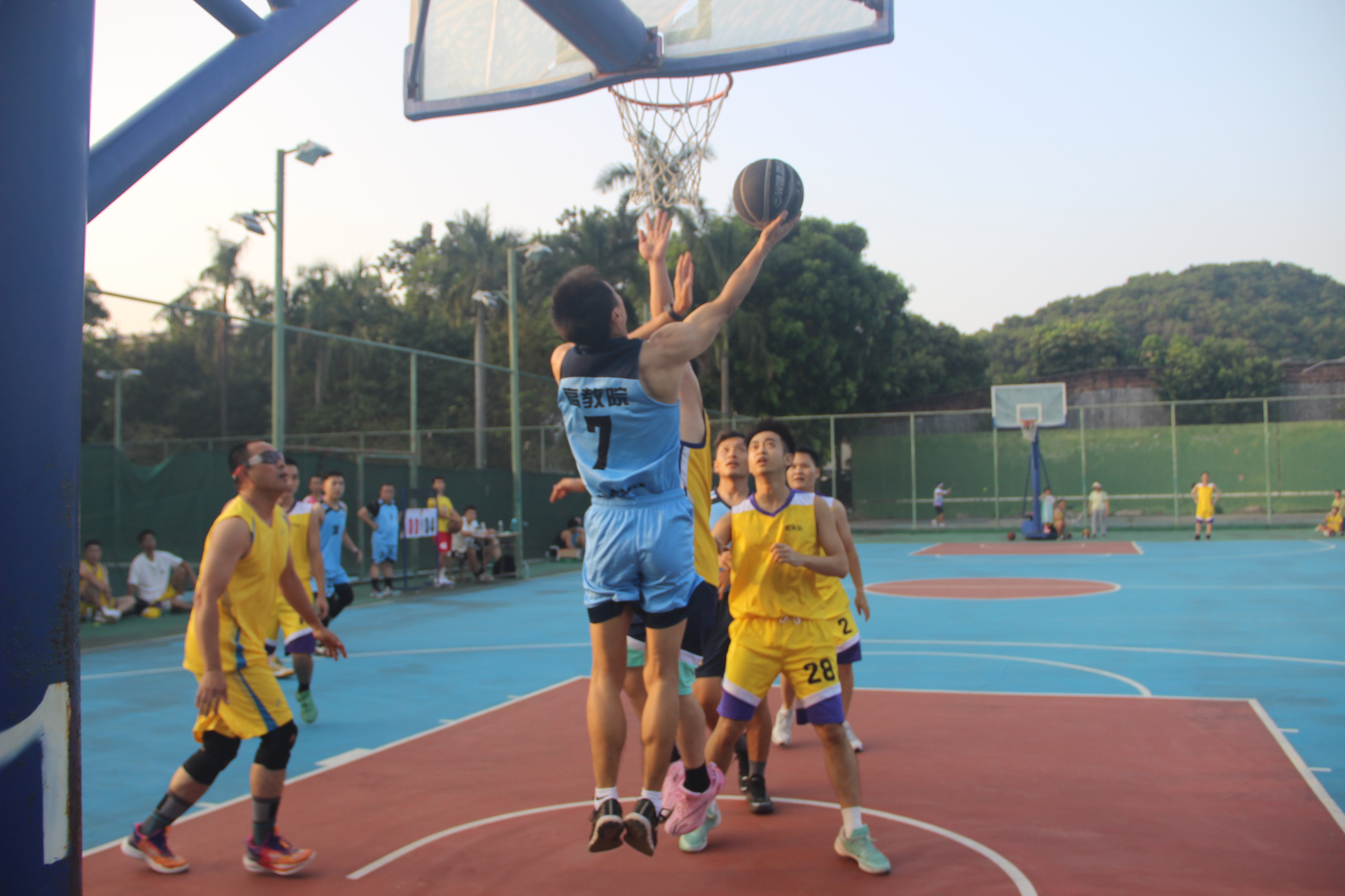 开云体育app下载-热闹球场！篮球比赛现场热烈欢呼声不断的简单介绍