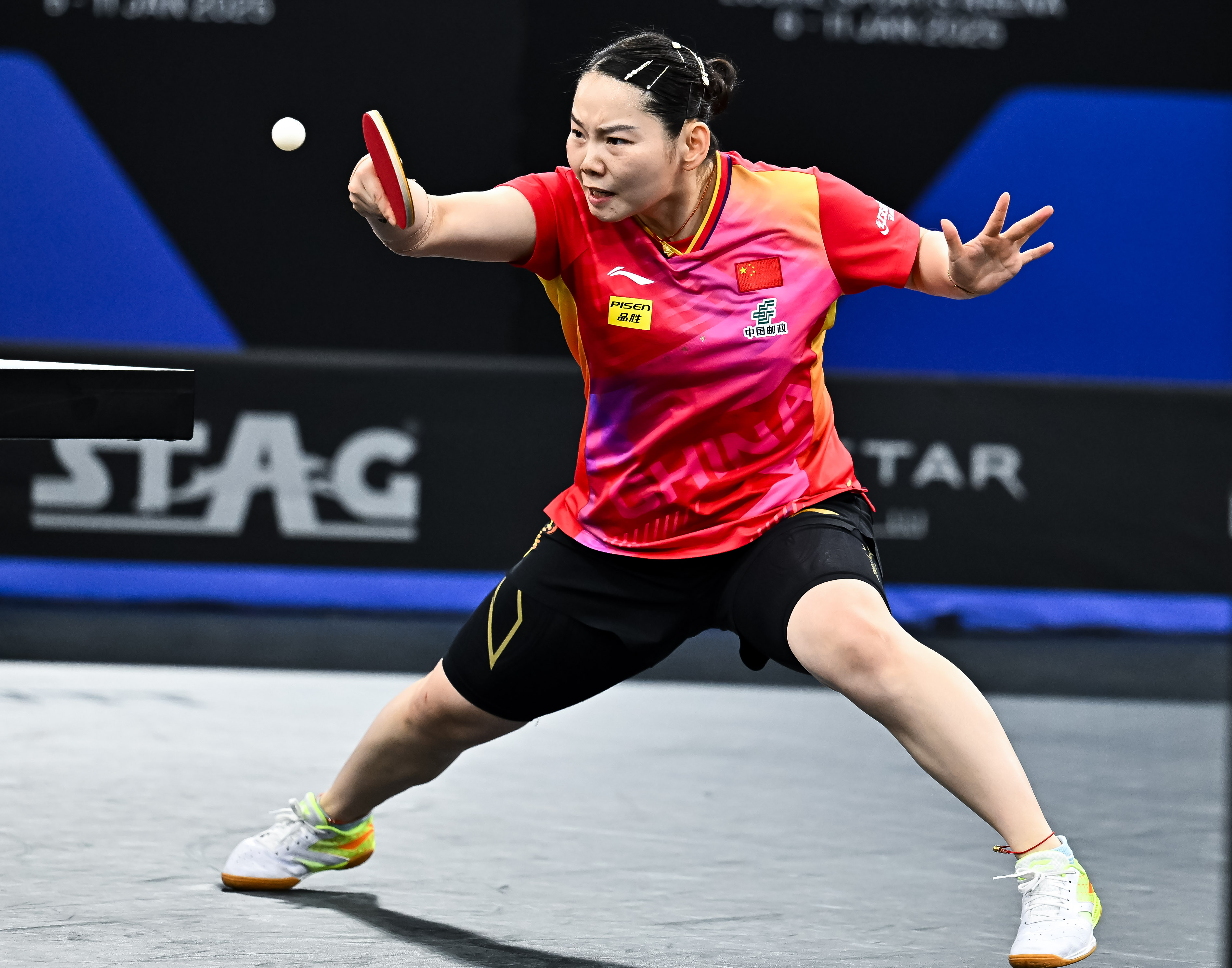 竞技场上的竞争：球员拼尽全力